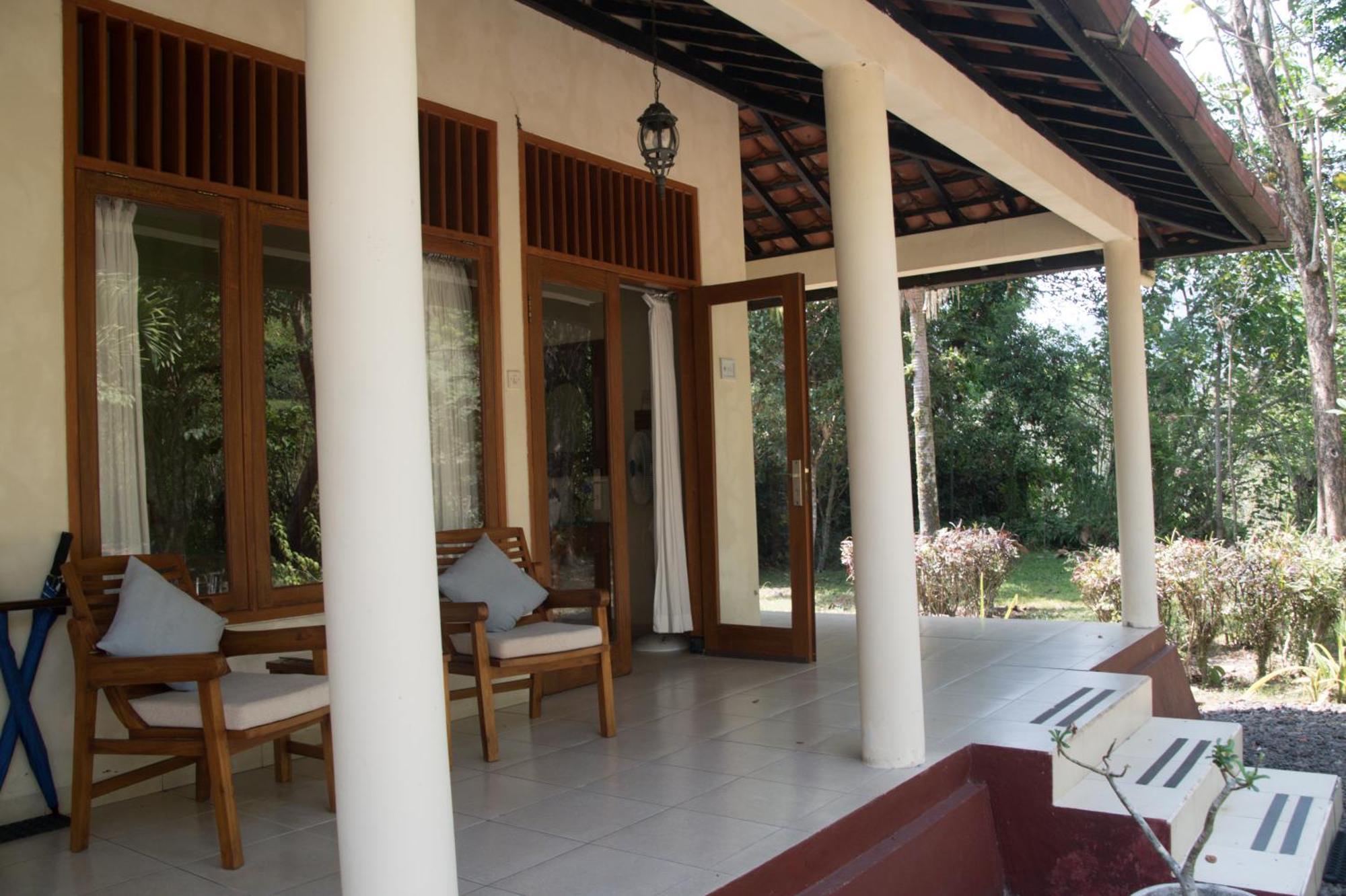 Guesthouse Rumah Senang Kalibaru Esterno foto