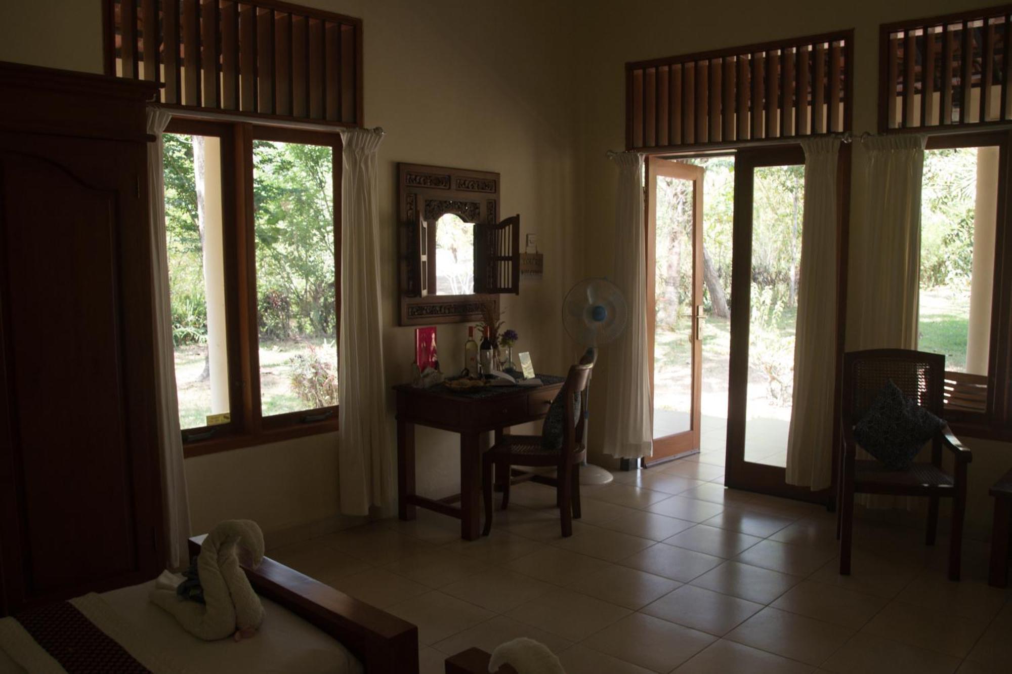 Guesthouse Rumah Senang Kalibaru Esterno foto