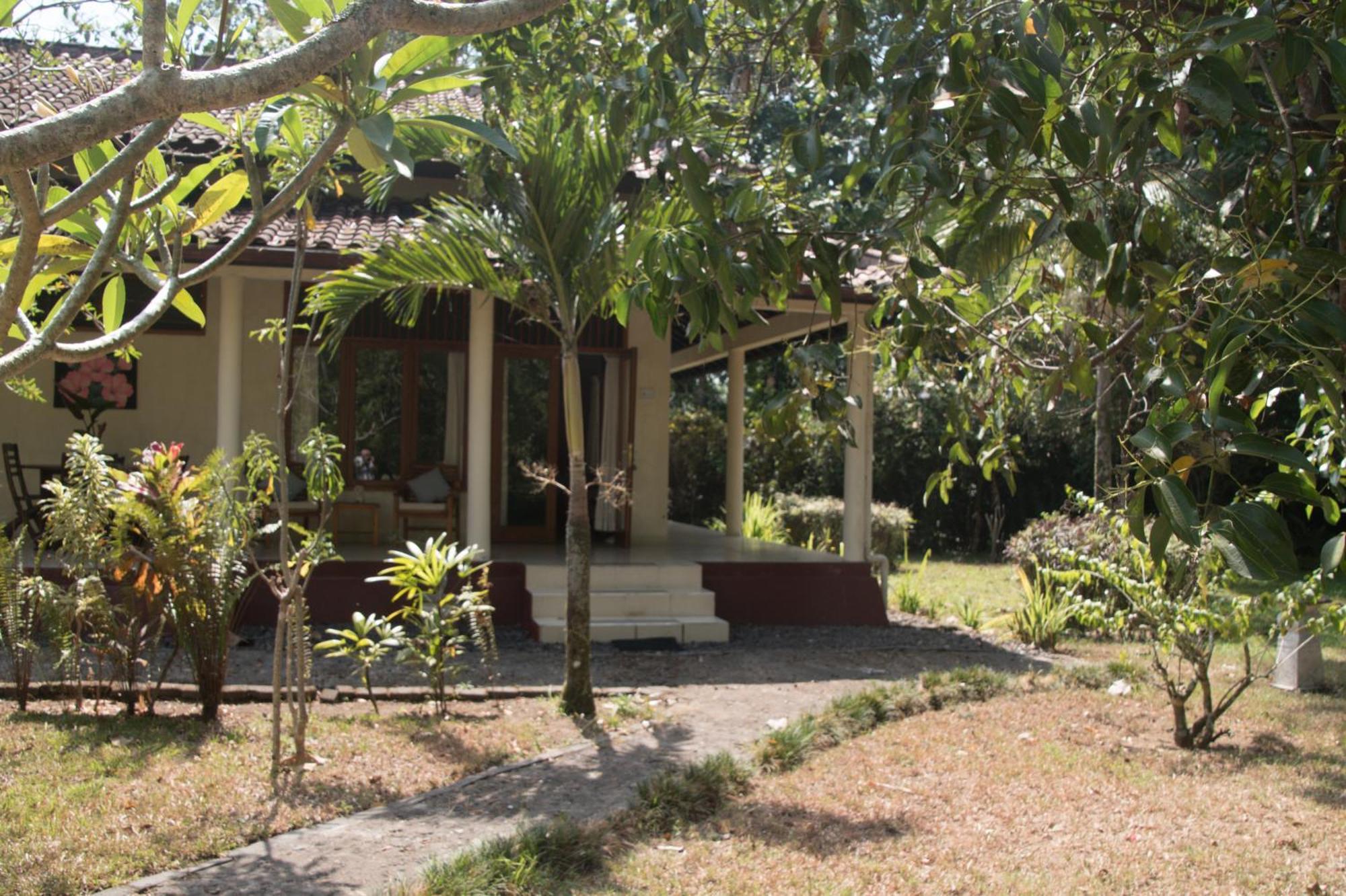 Guesthouse Rumah Senang Kalibaru Esterno foto