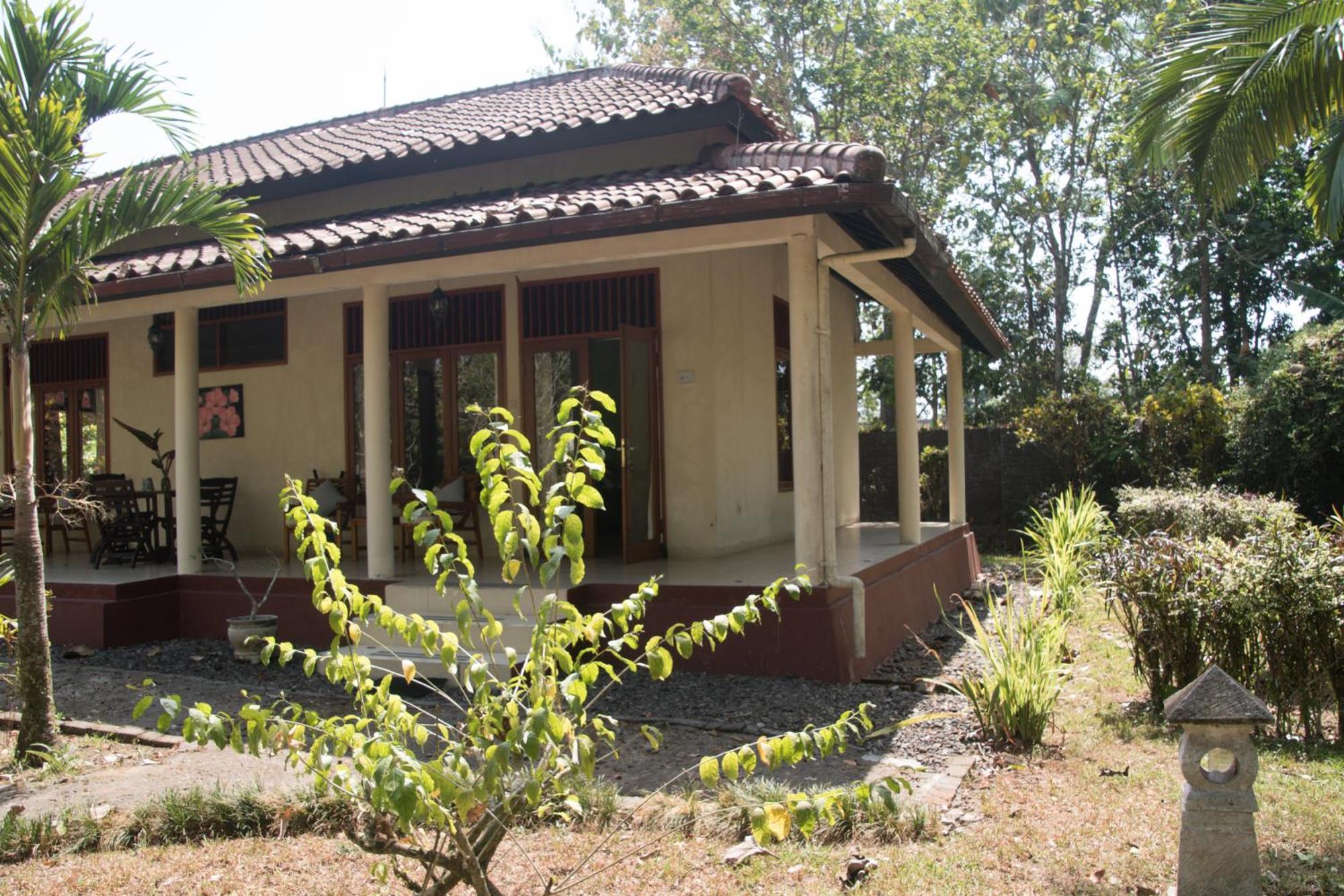 Guesthouse Rumah Senang Kalibaru Esterno foto