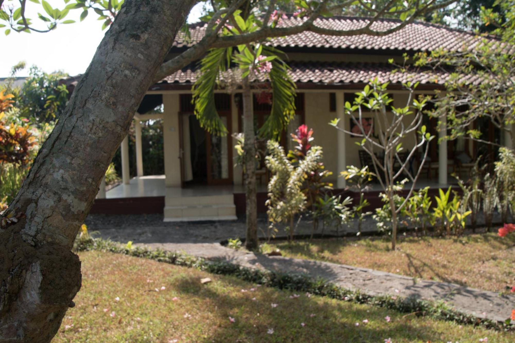 Guesthouse Rumah Senang Kalibaru Esterno foto