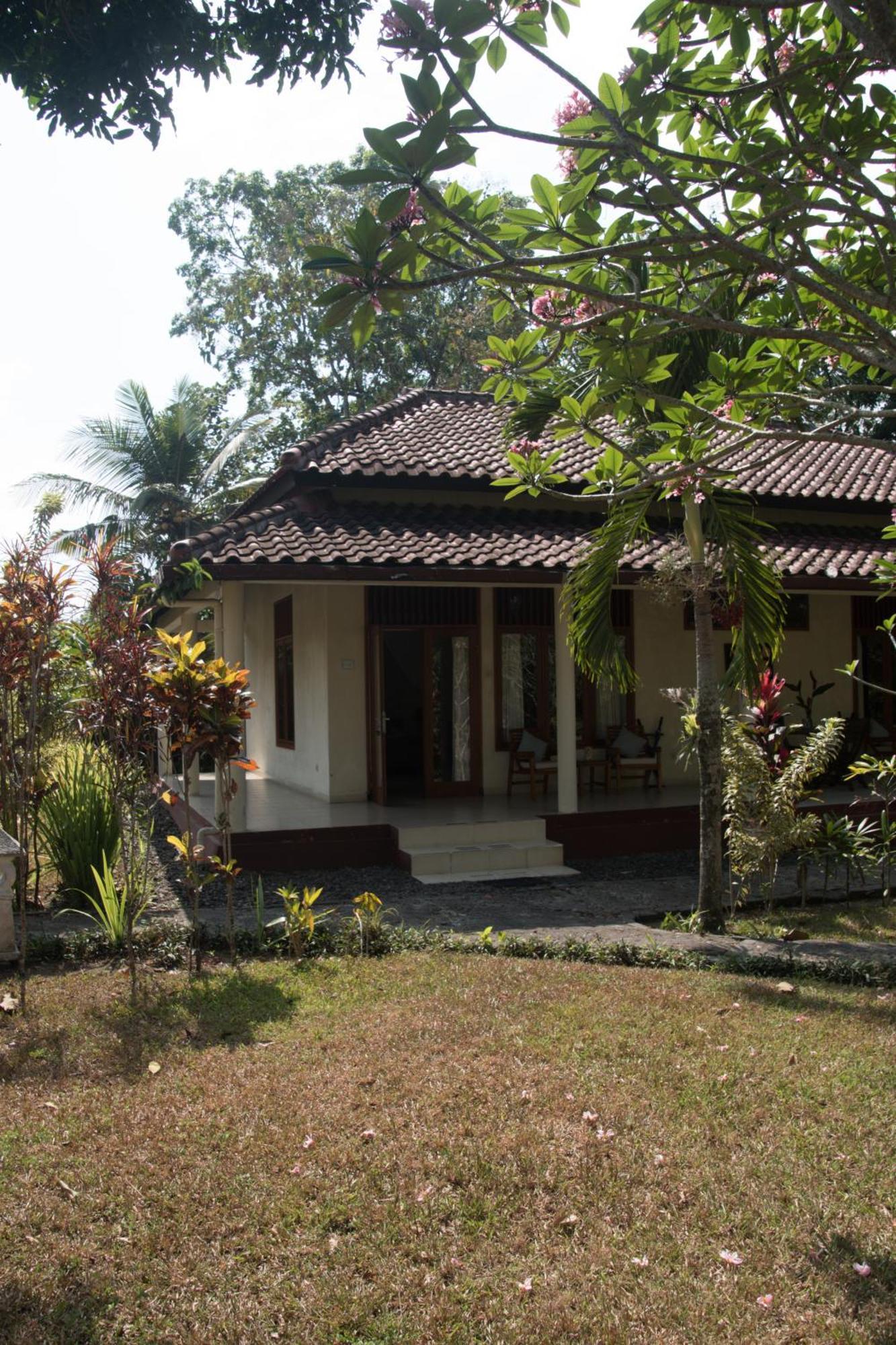 Guesthouse Rumah Senang Kalibaru Esterno foto