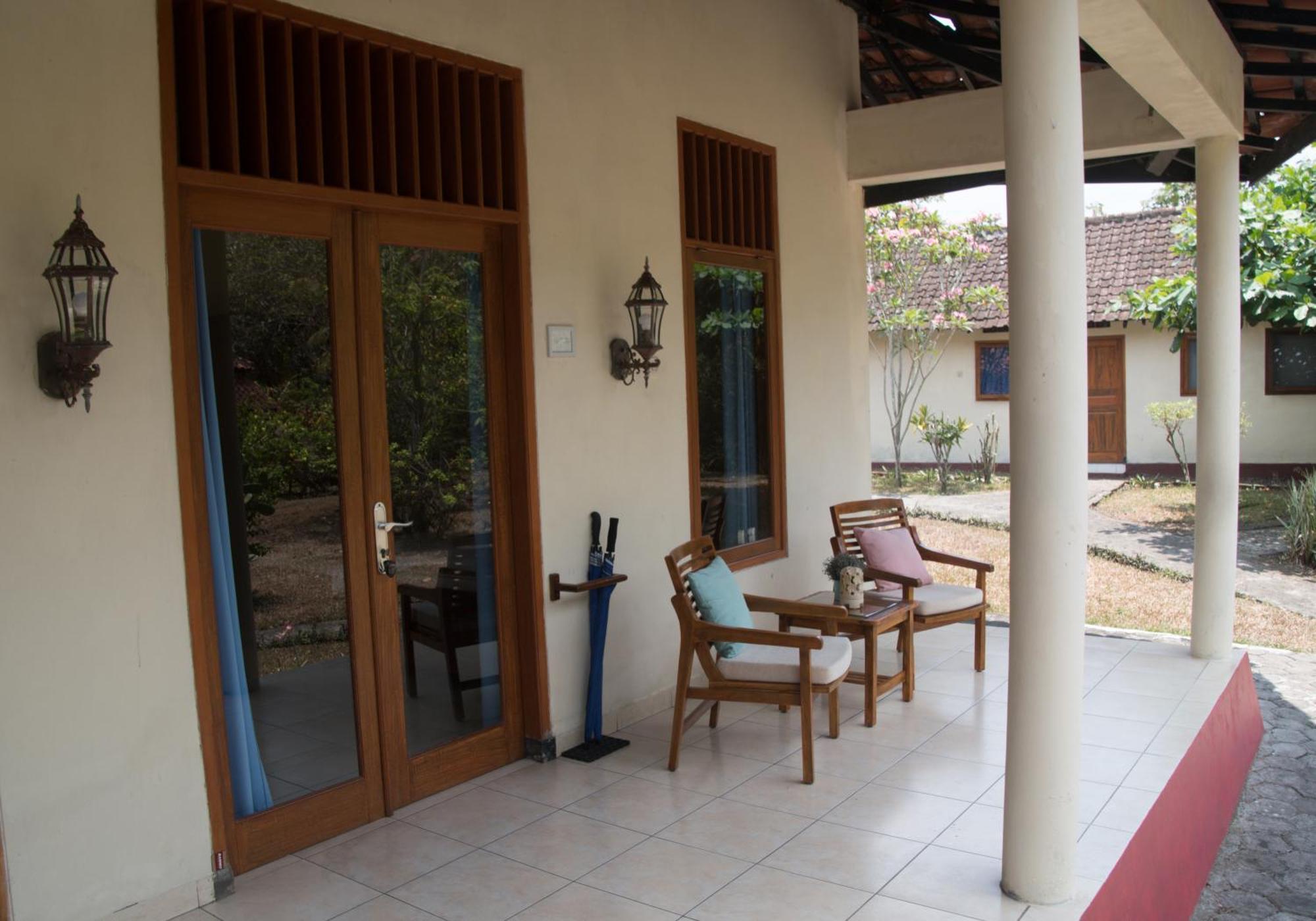 Guesthouse Rumah Senang Kalibaru Esterno foto