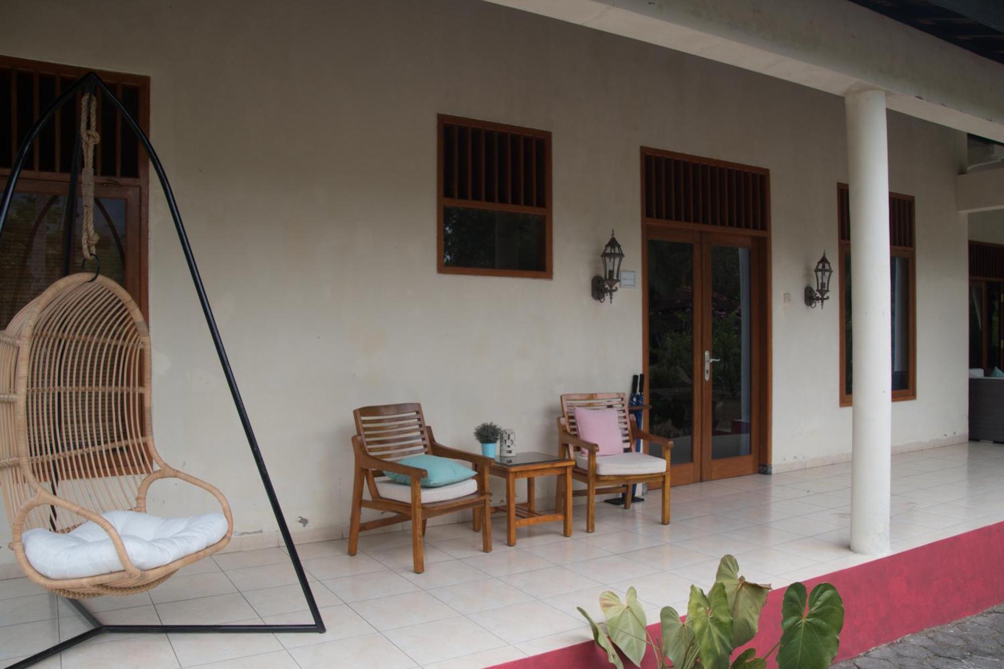 Guesthouse Rumah Senang Kalibaru Esterno foto