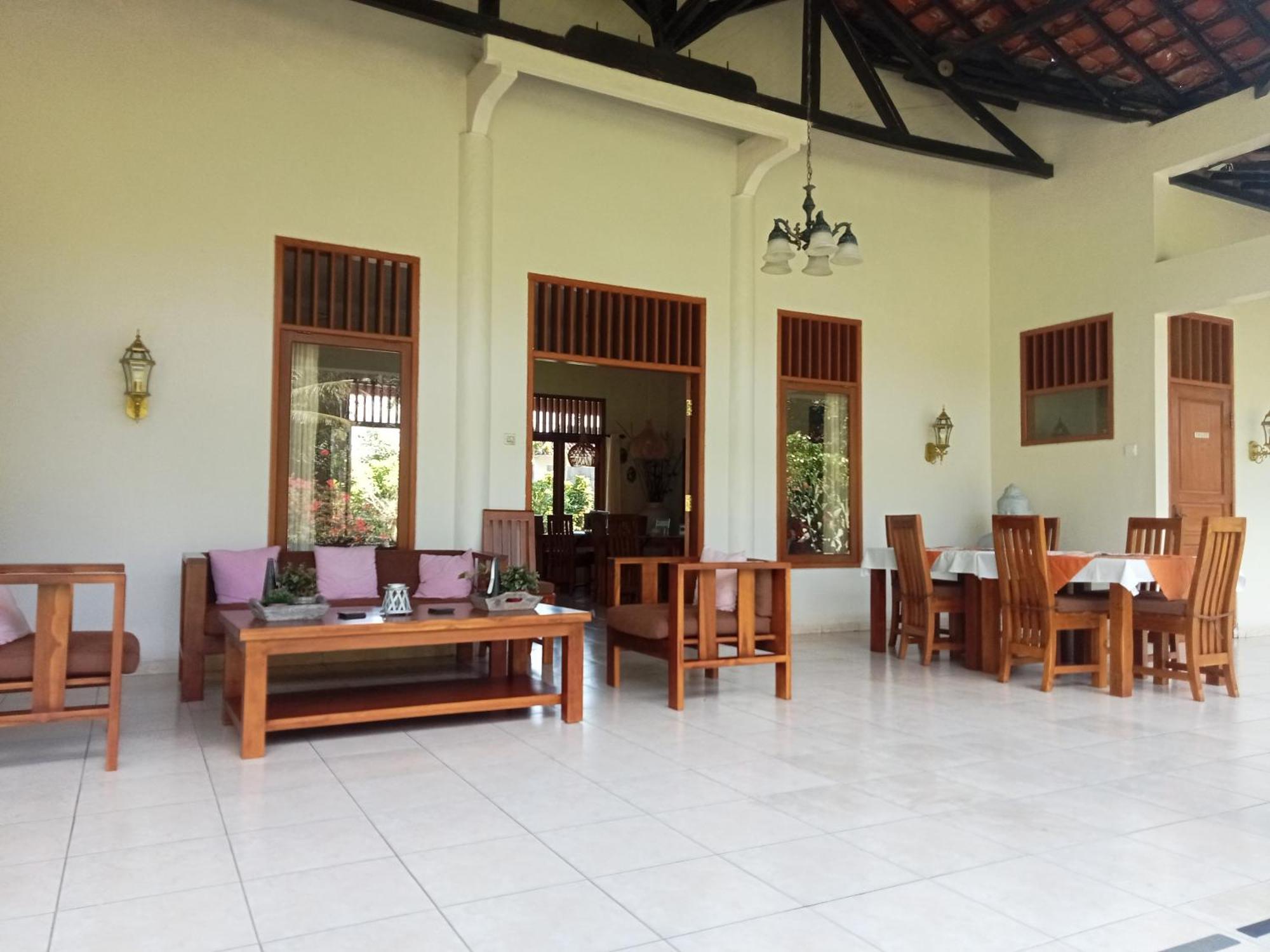 Guesthouse Rumah Senang Kalibaru Esterno foto