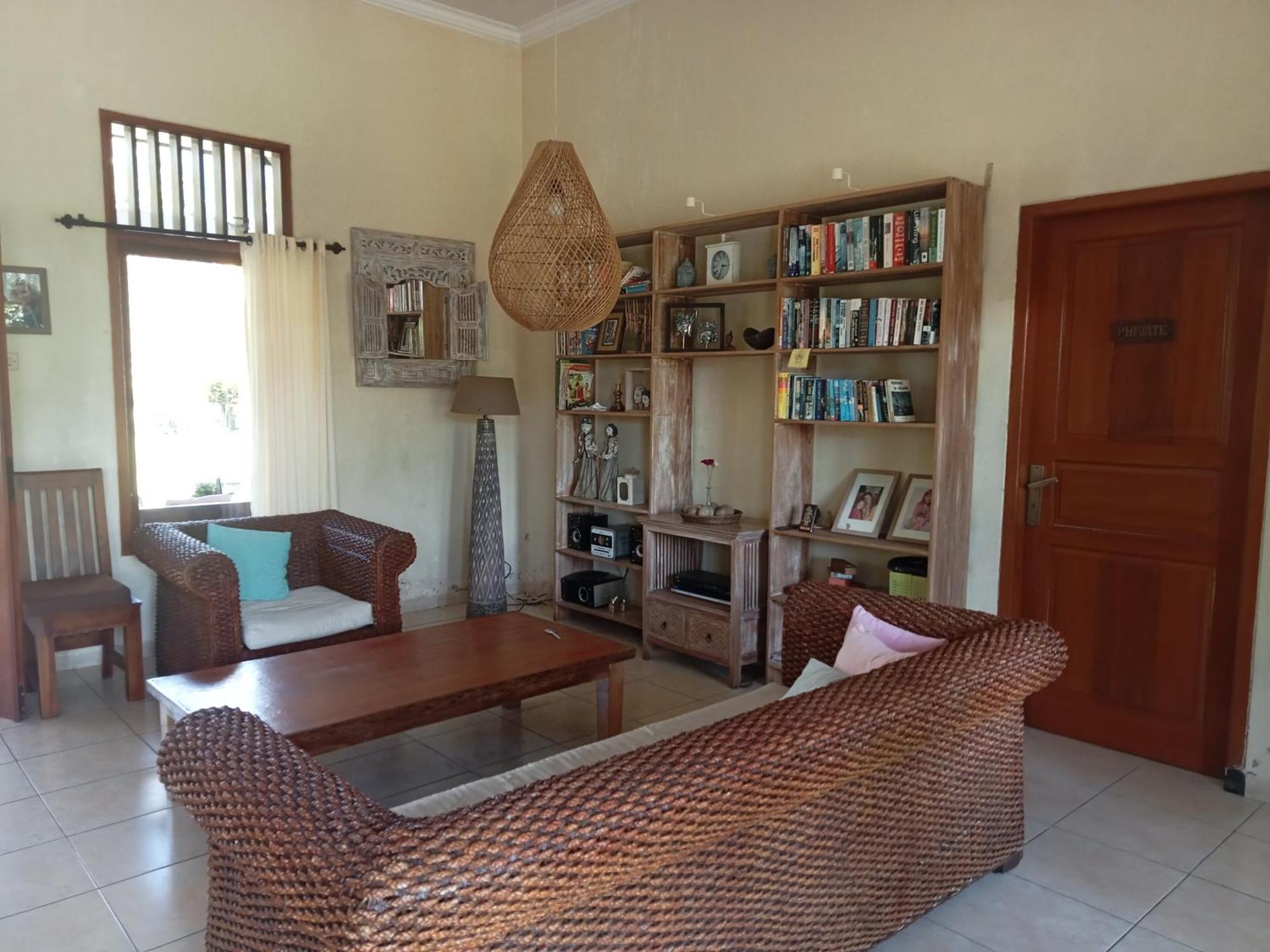 Guesthouse Rumah Senang Kalibaru Esterno foto
