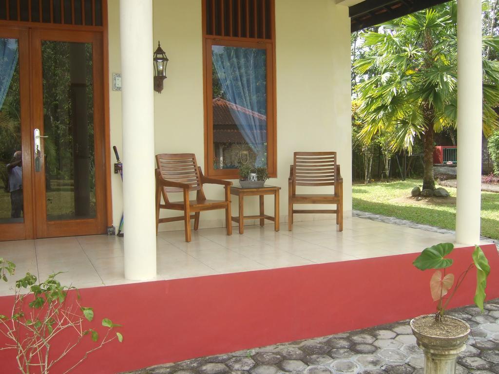 Guesthouse Rumah Senang Kalibaru Esterno foto