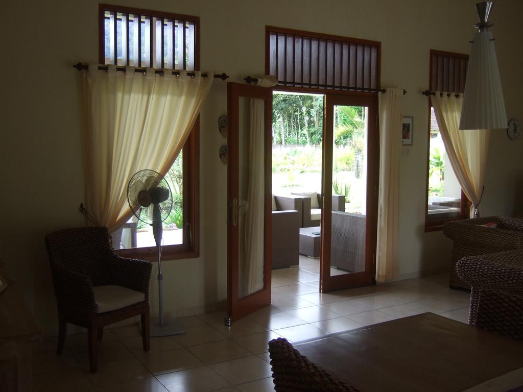 Guesthouse Rumah Senang Kalibaru Esterno foto