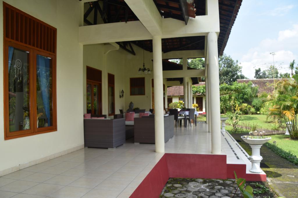 Guesthouse Rumah Senang Kalibaru Esterno foto