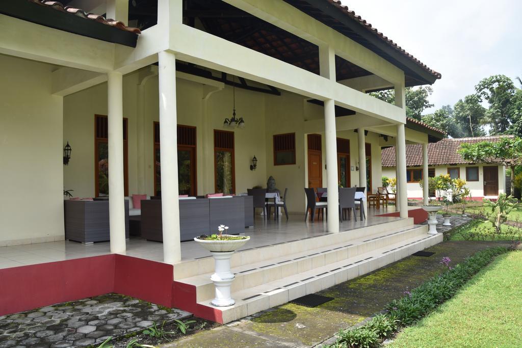 Guesthouse Rumah Senang Kalibaru Esterno foto