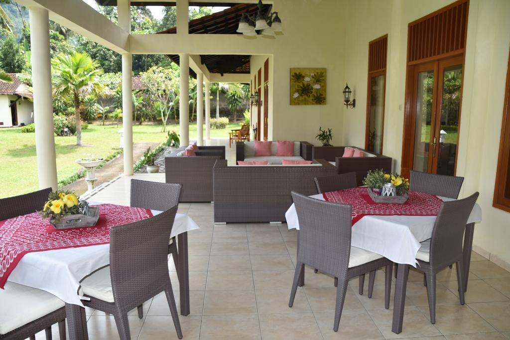 Guesthouse Rumah Senang Kalibaru Esterno foto